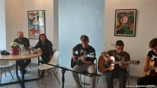 Estas Tonne (другий зліва) слухає молодих музикантів у Запоріжжі. Квітень 2019 року