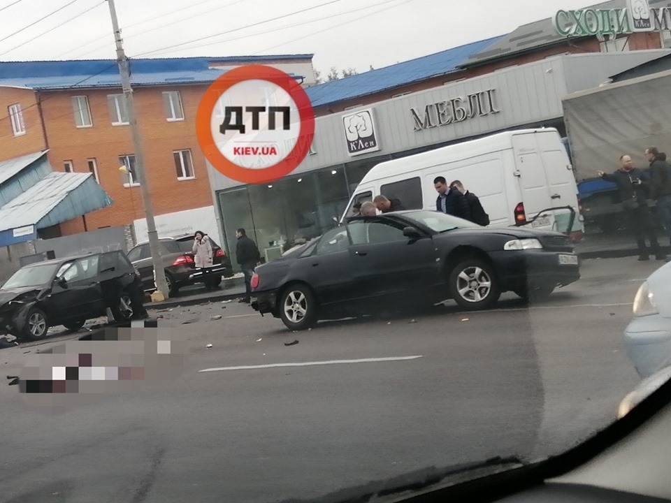 У Києві на Окружній дорозі, недалеко від повороту на вулицю Стеценка, 4 листопада сталася кривава ДТП