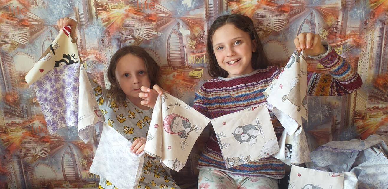 Шиє весь вільний час: у Харкові п'ятикласниця безкоштовно роздала вже 2 тисячі масок