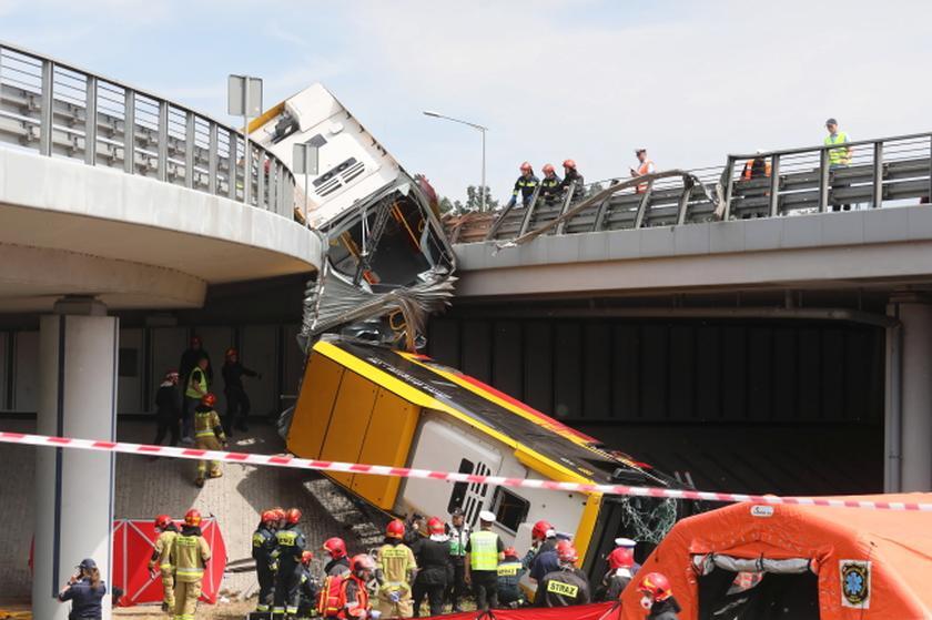 У Варшаві пасажирський автобус впав із мосту