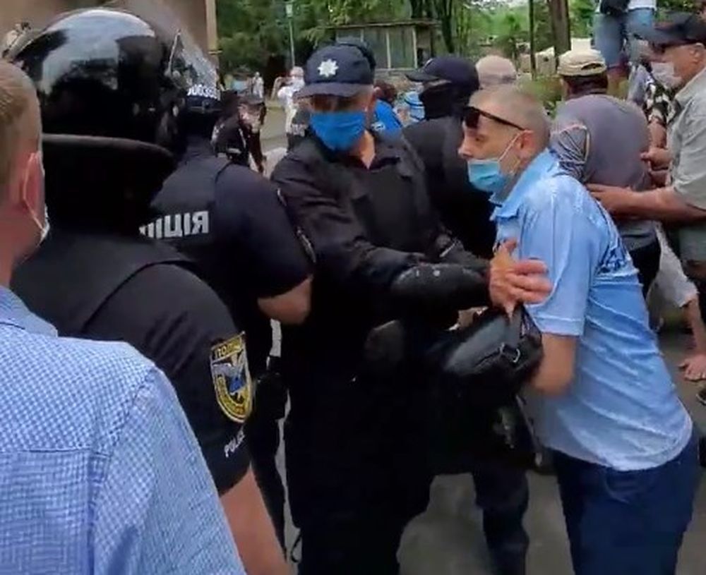 Поліція відтісняє протестувальників біля диспансеру