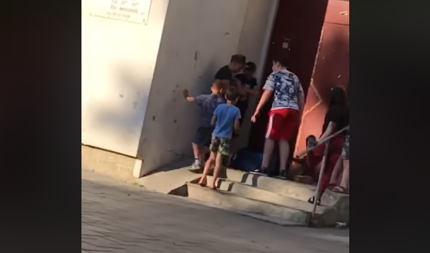 Львівські підлітки жорстко побили хлопчика / скріншот відео