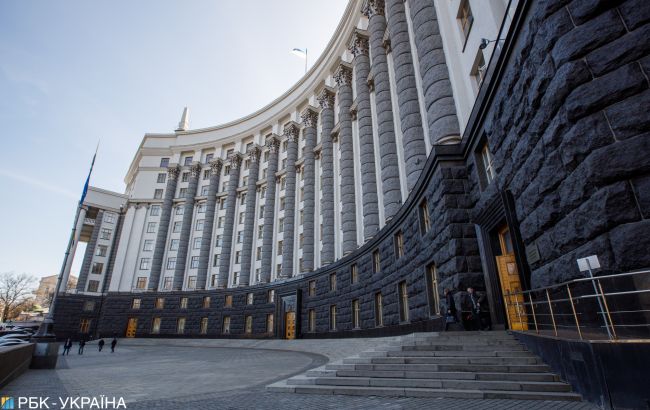 Кабмін пропонує платити українцям компенсації за затримку пенсій і зарплат