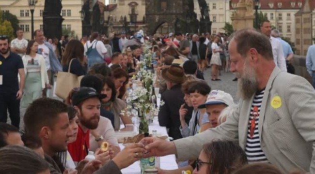 У Чехії влаштували прощальну вечірку коронавірусу