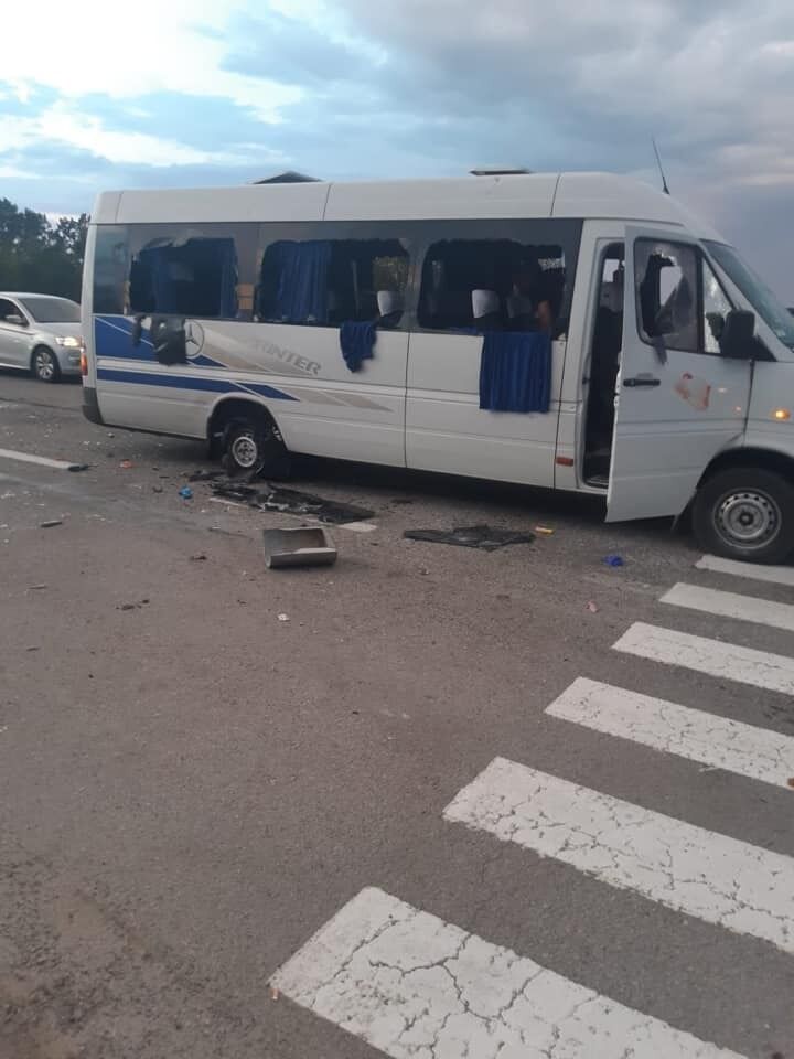 Автобус розстріляли з автоматичної зброї