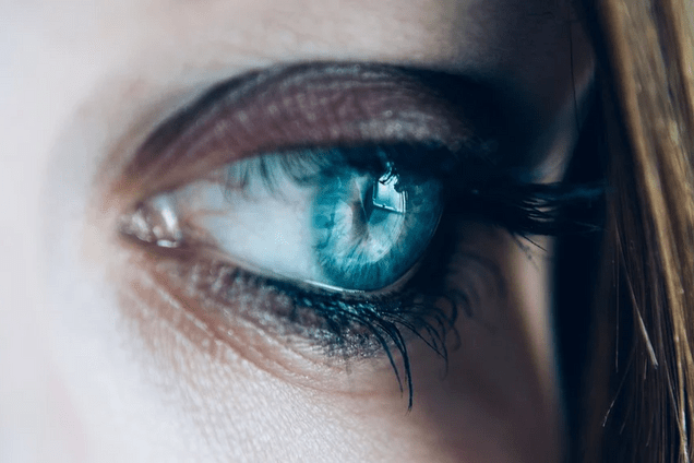 Запалені очі є ще одним симптомом COVID-19